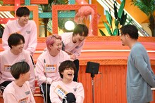 収録の合間に談笑する超特急と平子祐希（アルコ＆ピース）。