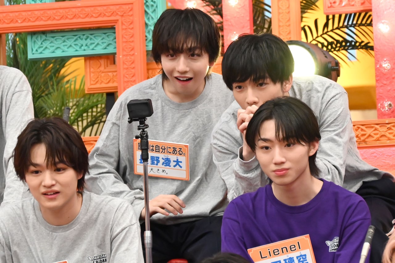 画面を覗き込む長野凌大と武藤潤（原因は自分にある