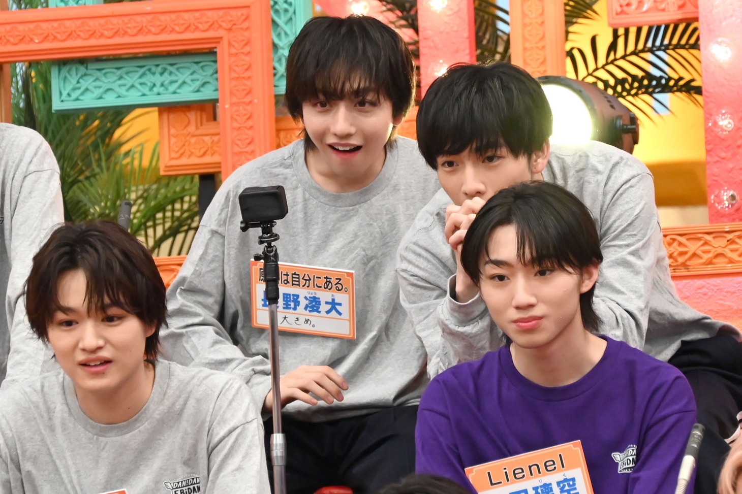 画面を覗き込む長野凌大と武藤潤（原因は自分にある。）。