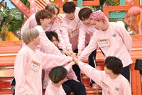 円陣を組む超特急。