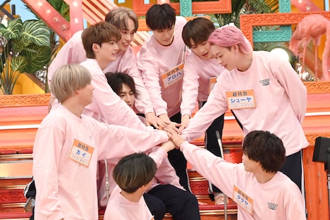 円陣を組む超特急。