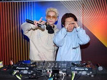 左から西洸人（INI）、オカモトレイジ（OKAMOTO'S）。(c)LAPONE Entertainment