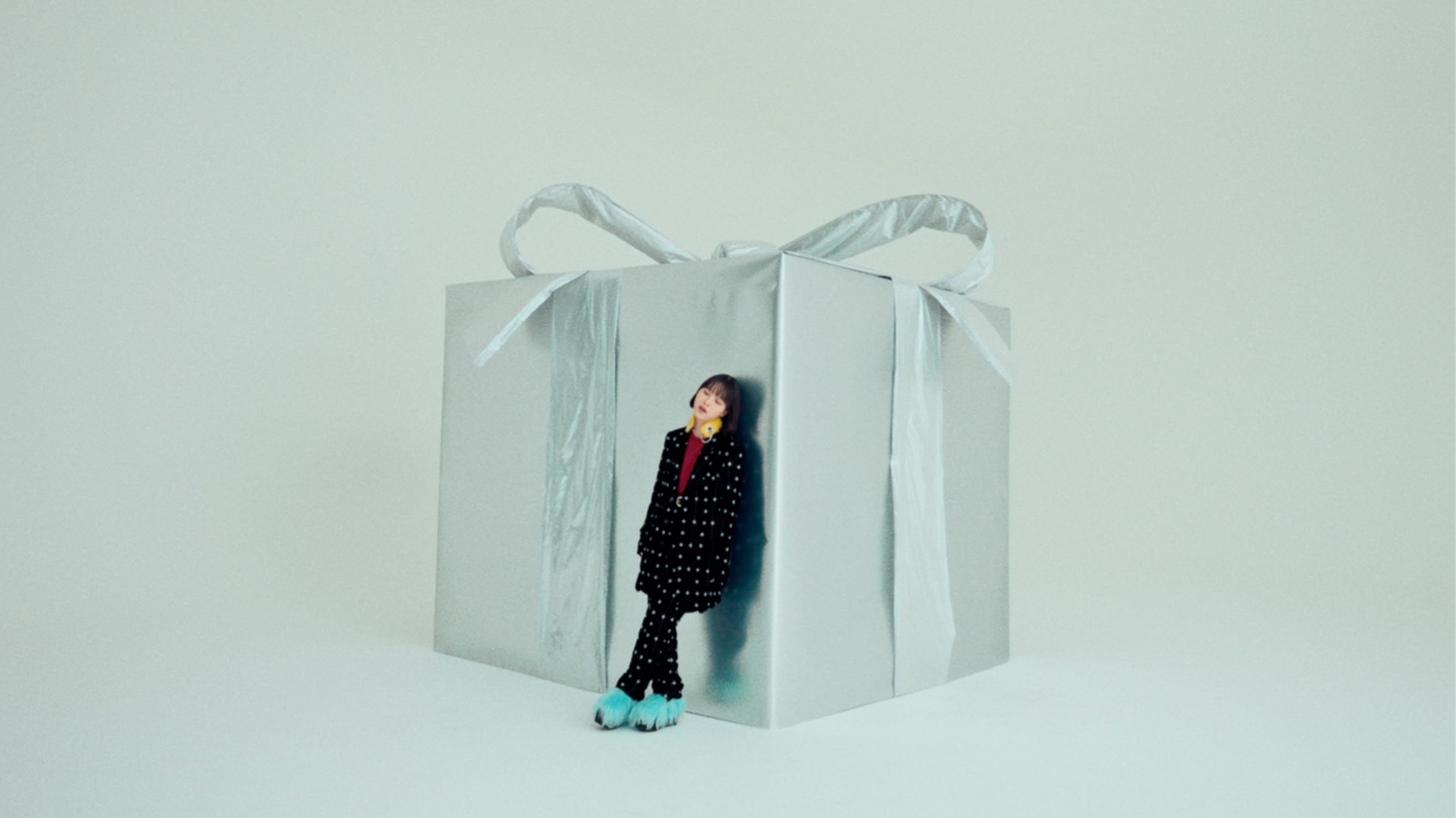 TOMOO「Present」ミュージックビデオより。