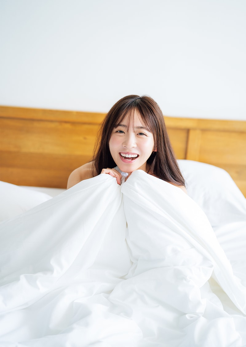 櫻井優衣の1st写真集「YUi」特別編集版バックカバー。(撮影:佐藤佑一)
