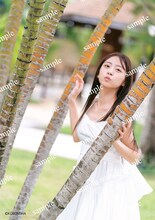 櫻井優衣の1st写真集「YUi」セブンネット限定（通常版）特典生写真。（撮影：佐藤佑一）