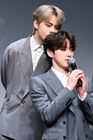 鼻が詰まっているが河野の頭を嗅いでみる鶴房汐恩。