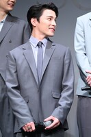 ヤジを入れる川西拓実。