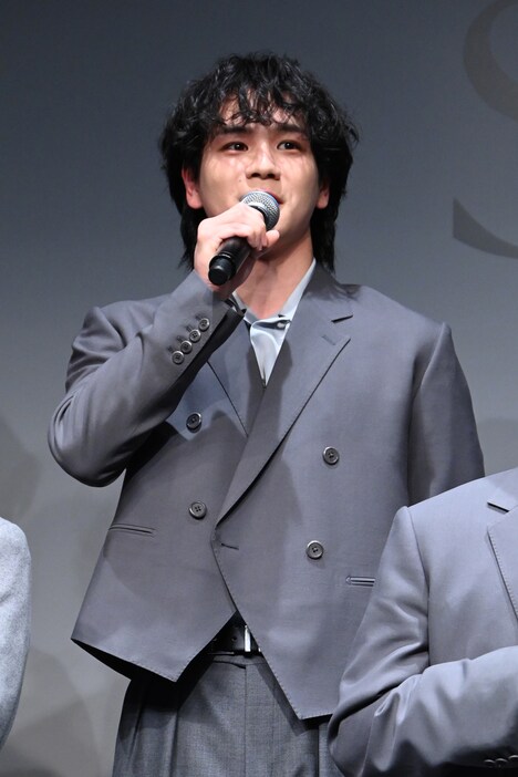 筋トレの話題になり「前のめりで目パキパキ」になる豆原一成。