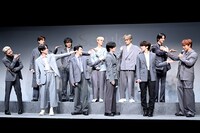 「一番やわふわなメンバー」を指差すJO1。