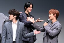 「一番やわふわなメンバー」を聞かれ、満面の笑みで與那城奨に投票する佐藤景瑚（中央）