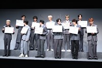 フリップを発表するJO1。