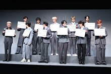 フリップを発表するJO1。