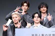 思い思いのポーズでカメラにアピールする川尻蓮、金城碧海、木全翔也、豆原一成。