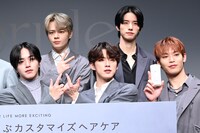 フォトセッションでシンクロする大平祥生（下段左）と河野純喜（下段中央）。