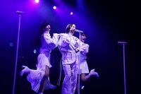 「Perfume P.T.A.発足 16周年へのカウントダウン 猛者だけのLIVE ～リキッドルーム あの夜をもう一度 2024 ～」の様子。（写真提供：アミューズ）