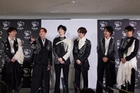 囲み取材で和やかに語り合うKis-My-Ft2。