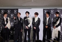 囲み取材で和やかに語り合うKis-My-Ft2。