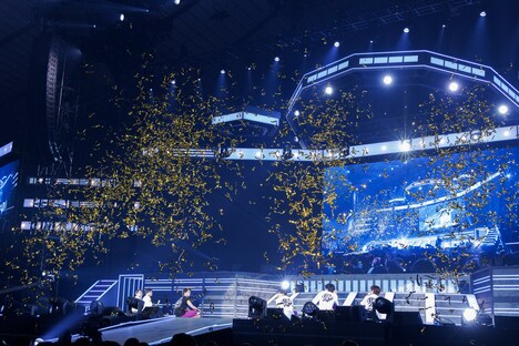 ファンからのメッセージを記した金テープが発射される瞬間。