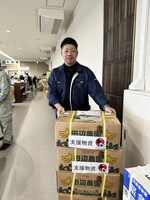 支援物資を受け取った穴水町環境安全課防災担当池上係長。