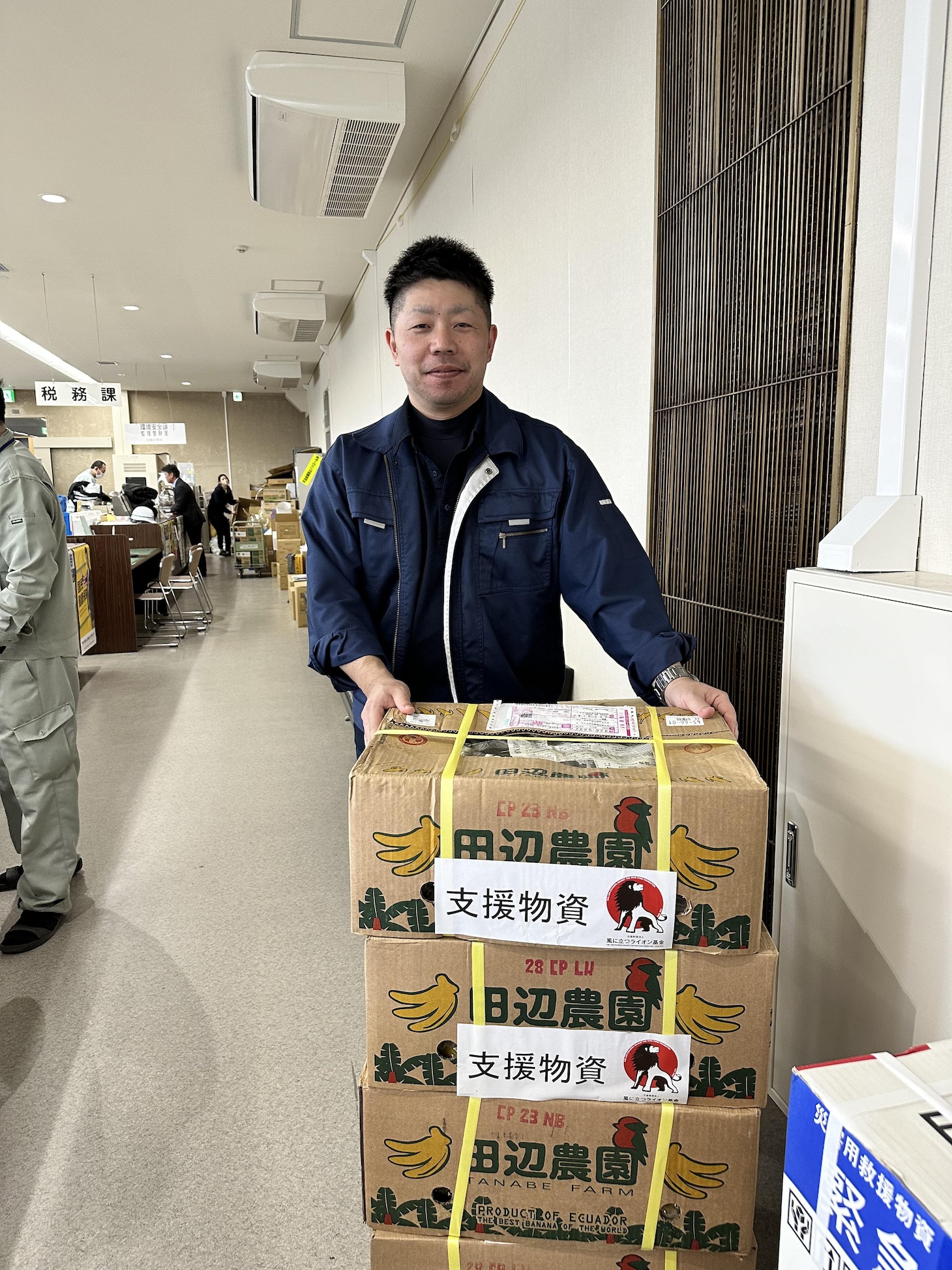 支援物資を受け取った穴水町環境安全課防災担当池上係長。