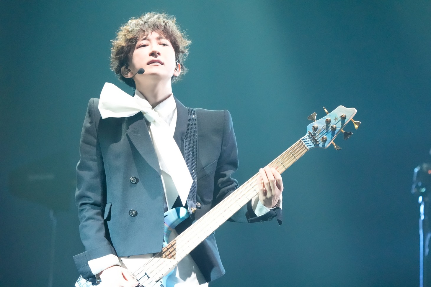 人気画像2位は「L'Arc-en-Cielが多彩でマニアックな曲を連発、ファン驚喜の『UNDERGROUND』ツアー開幕」より、tetsuya（B）。