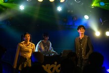新曲「Night Walking」を初披露するmana、reina、ryuya（左から）。