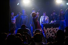 「シャープペンシル」で自作のリリックを披露するtmrw。