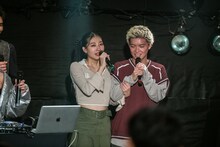 涙でうまく話せないmana（左）と通訳のtmrw（右）。