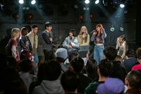 予定外のアンコールをどの曲にするかステージ上で話し合うLS8。