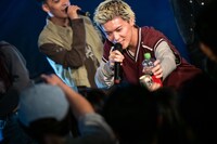 ヘッズと乾杯するtmrw。