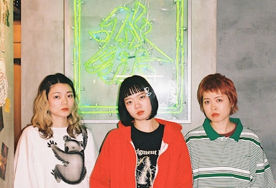 SHISHAMO。中央が宮崎朝子（G, Vo）。