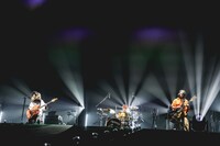 SHISHAMOのライブ写真。