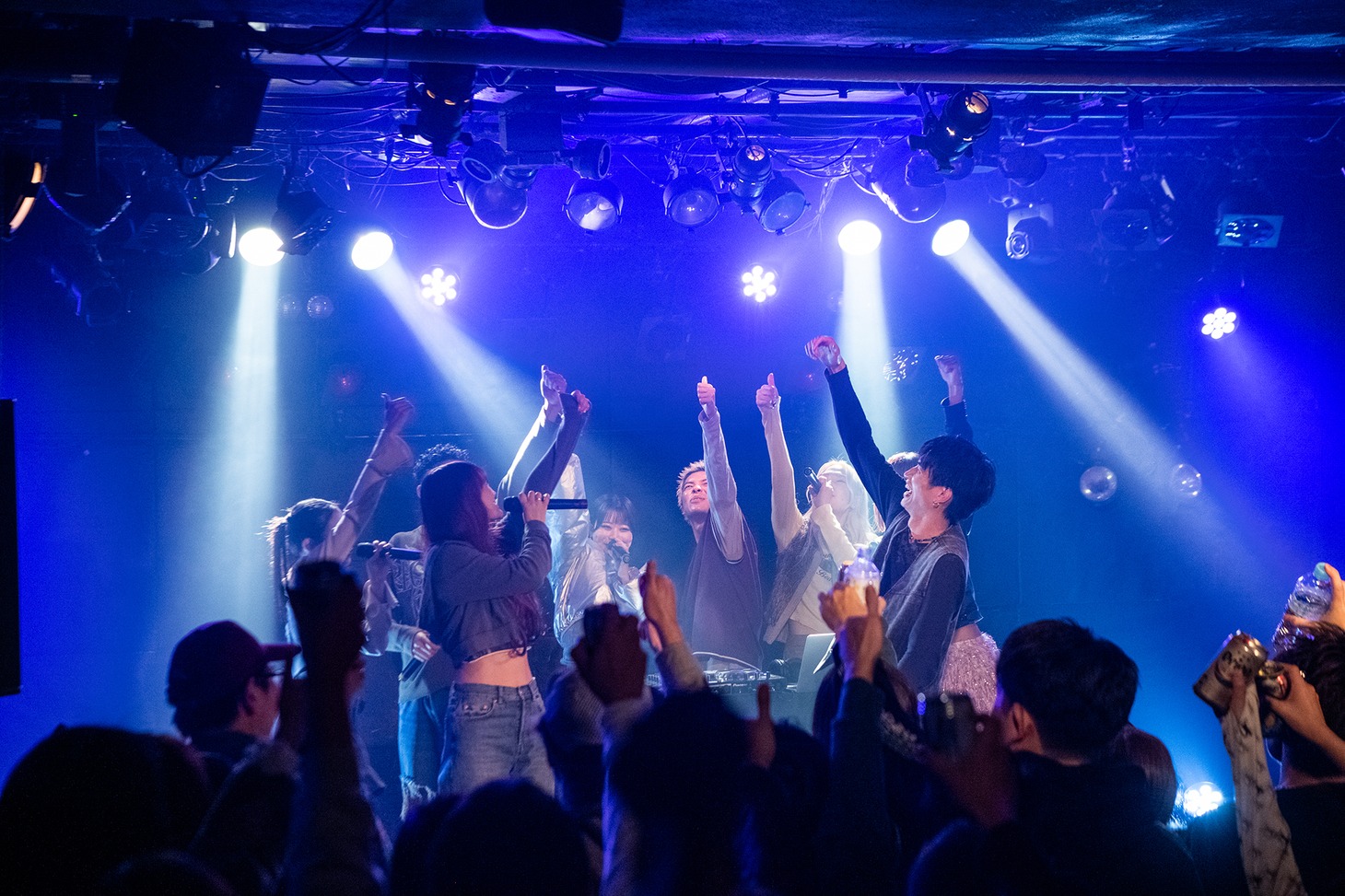 「House Party」でエア乾杯するLS8とヘッズ。