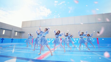 ≠ME「ラストチャンス、ラストダンス」MVより。(c)YOANI/KING RECORDS