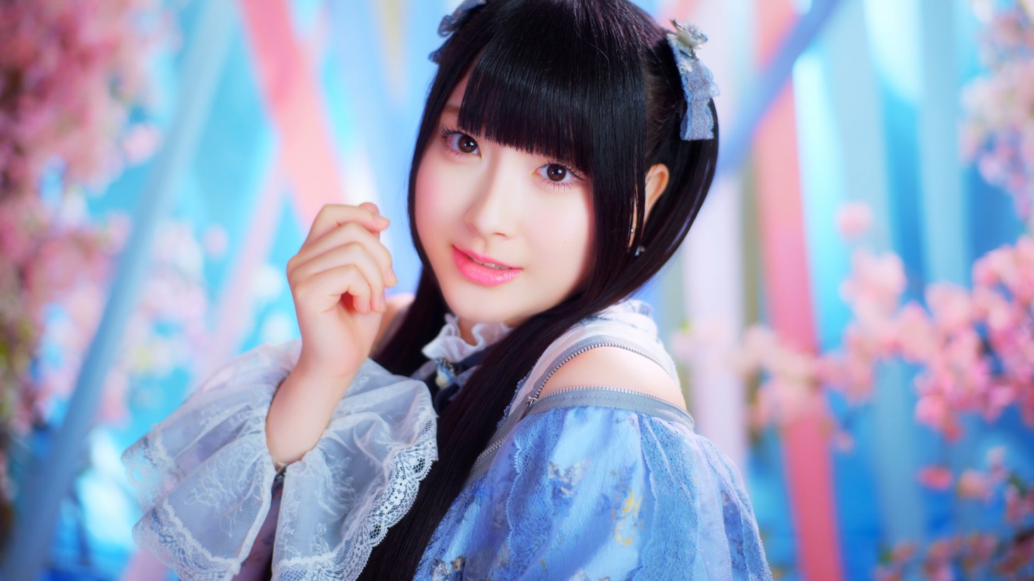 ≠ME「ラストチャンス、ラストダンス」MVより、櫻井もも。(c)YOANI/KING RECORDS