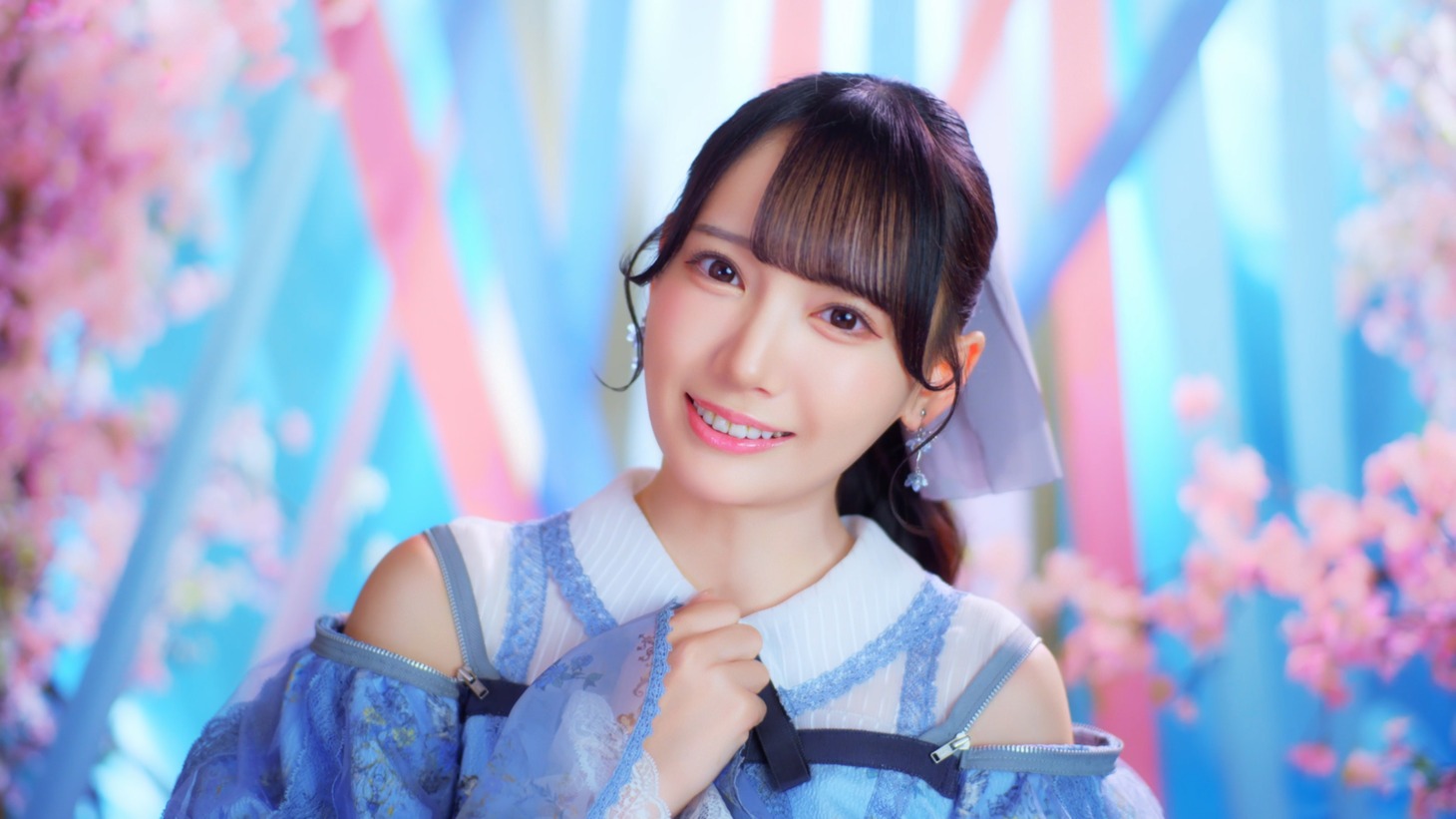 ≠ME「ラストチャンス、ラストダンス」MVより、鈴木瞳美。(c)YOANI/KING RECORDS