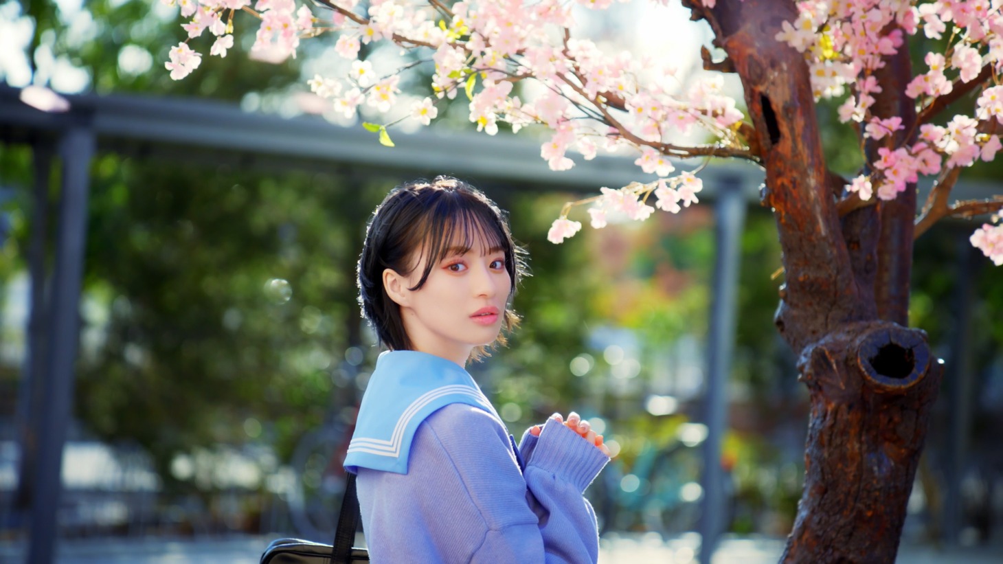 ≠ME「ラストチャンス、ラストダンス」MVより、冨田菜々風。(c)YOANI/KING RECORDS
