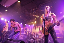 「ザ・クロマニヨンズ ツアー HEY! WONDER 2024」初日公演の様子。（撮影：柴田恵理）