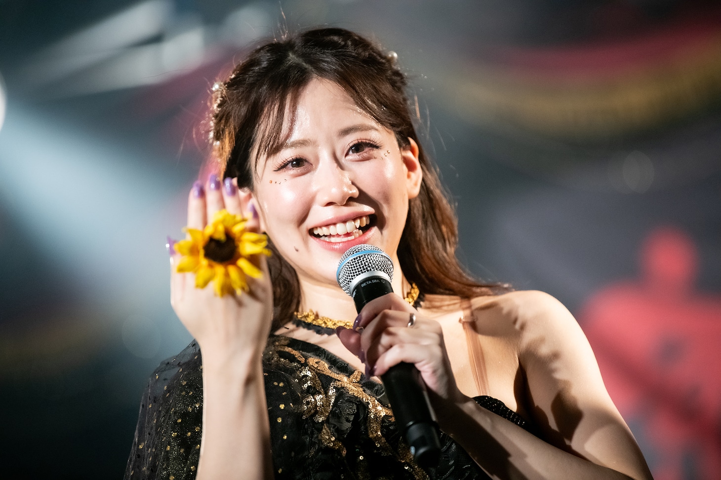 「ヒマワリと星屑」のヒマワリを手に大喜びの奥津マリリ。（撮影：音楽ナタリー編集部）