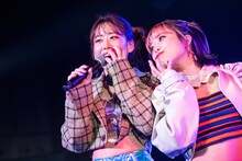 奥津マリリ（左）と日向ハル（右）。（撮影：音楽ナタリー編集部）