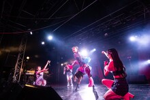 馬跳びする香山ななこ（上）と中江友梨（下）。（撮影：音楽ナタリー編集部）