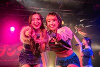 山邊未夢（左）と日向ハル（右）。（撮影：音楽ナタリー編集部）