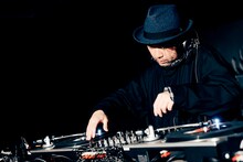 新井俊也（冗談伯爵）（撮影：ヨシモリユウナ）