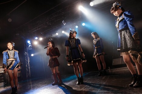 東京女子流との共演で念願だった「Stay With Me」を歌う日向ハル。(撮影:ヨシモリユウナ)