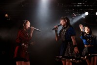 「Stay With Me」を歌う日向ハル（左）と新井ひとみ（右）。（撮影：ヨシモリユウナ）