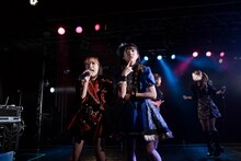 新井ひとみ（右）に言いよる日向ハル（左）。（撮影：ヨシモリユウナ）