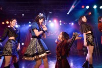 新井ひとみ（左）に同棲を迫る日向ハル（右）。（撮影：ヨシモリユウナ）