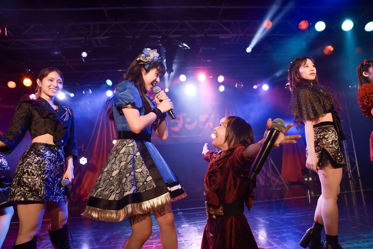 新井ひとみ（左）に同棲を迫る日向ハル（右）。（撮影：ヨシモリユウナ）