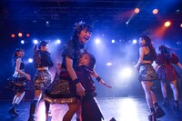 抱き合う新井ひとみ（左）と日向ハル（右）。（撮影：ヨシモリユウナ）