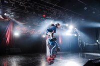 馬跳びする佐藤まりあ（上）と香山ななこ（下）。（撮影：ヨシモリユウナ）